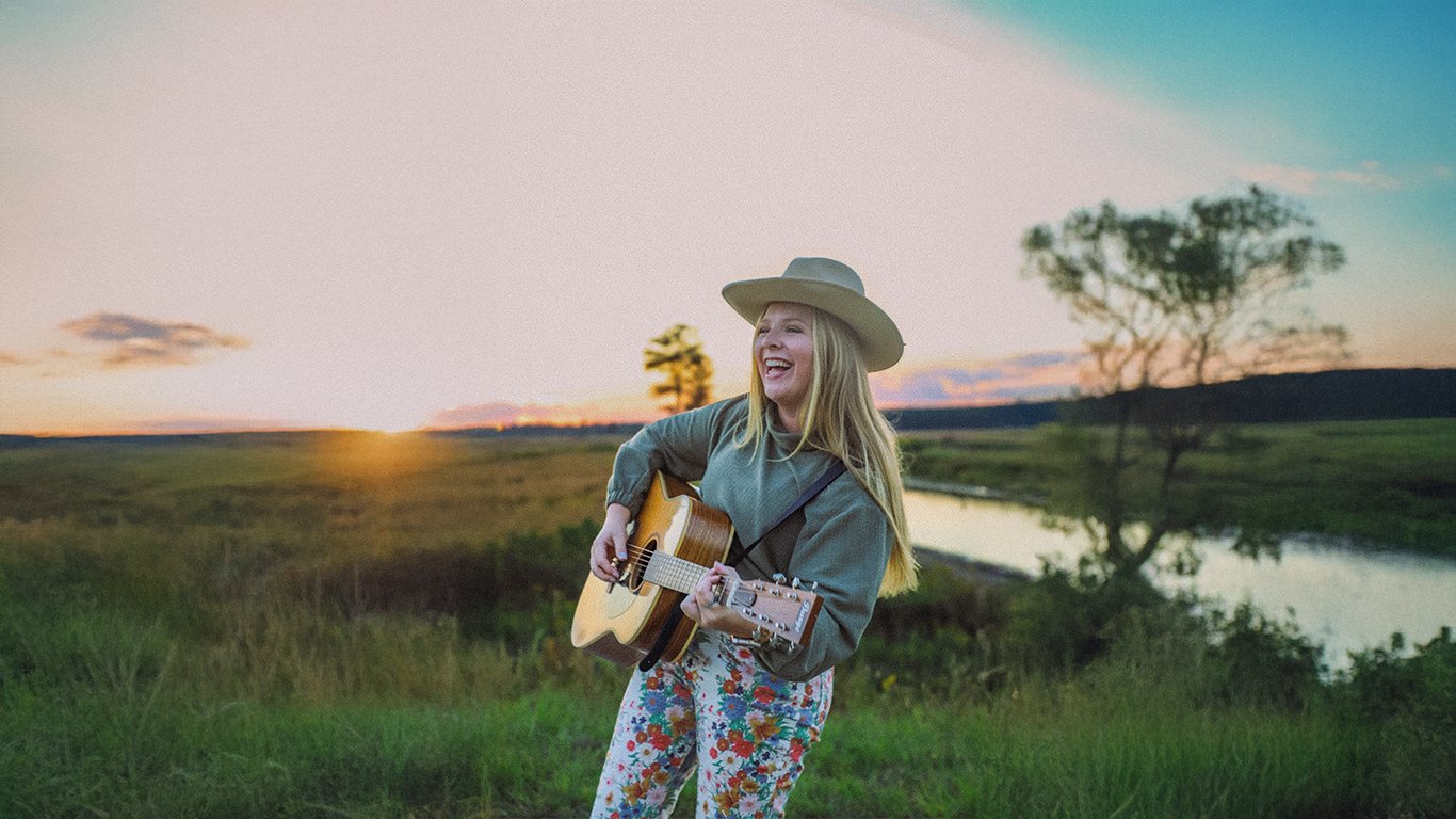 Maddie Mabry performing